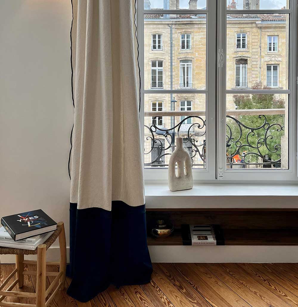 Rideau Bolsena Dark navy suspendu à une fenêtre dans un salon