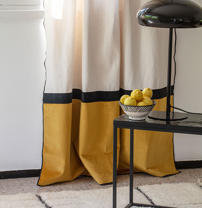 Rideau Bolsena Moutarde suspendu à un fenêtre dans un salon