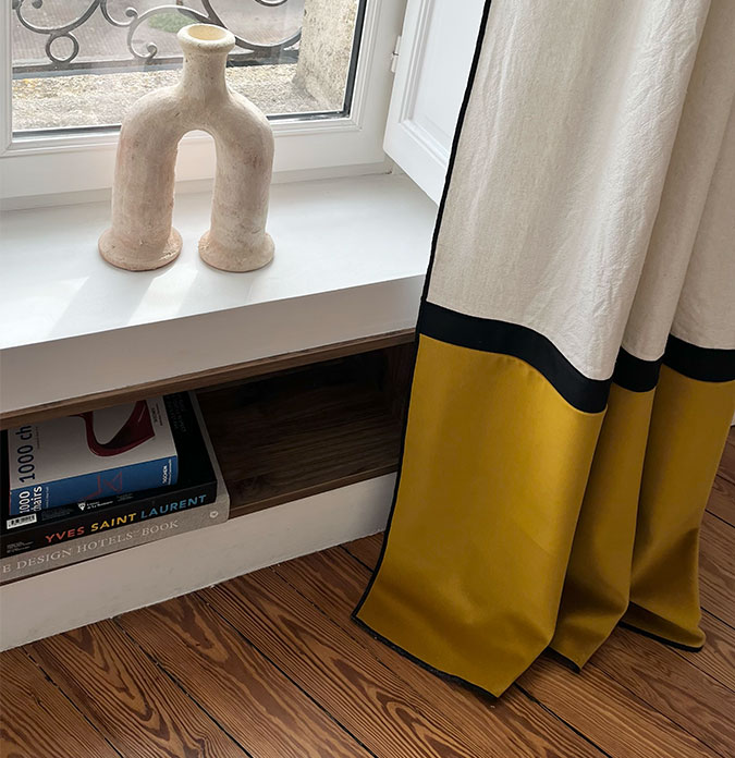 Rideau Bolsena moutarde suspendu à un fenêtre dans un salon