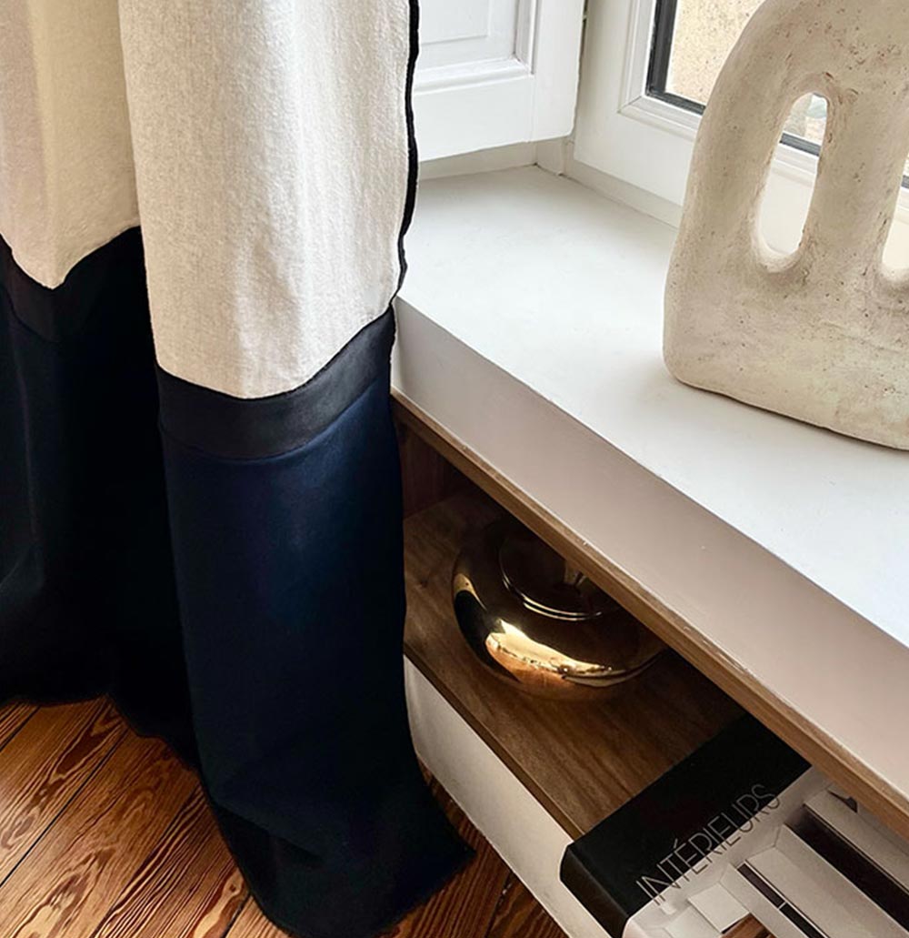 Rideau Bolsena Dark Navy suspendu à un fenêtre dans un salon