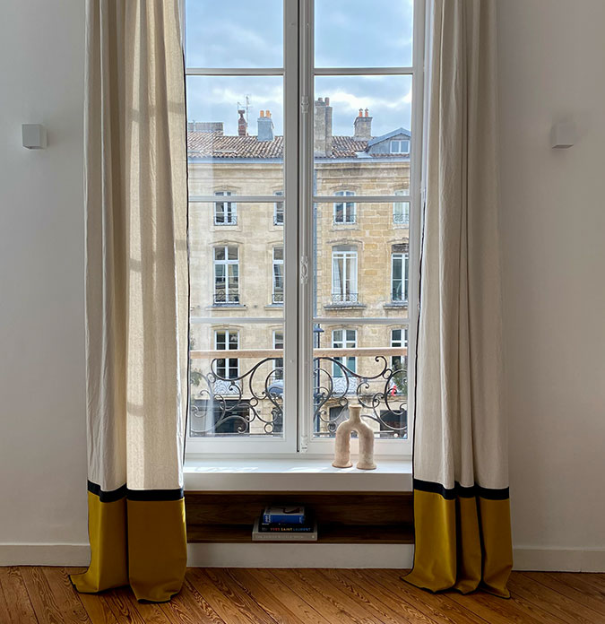 Rideau Bolsena moutarde suspendu à un fenêtre dans un salon