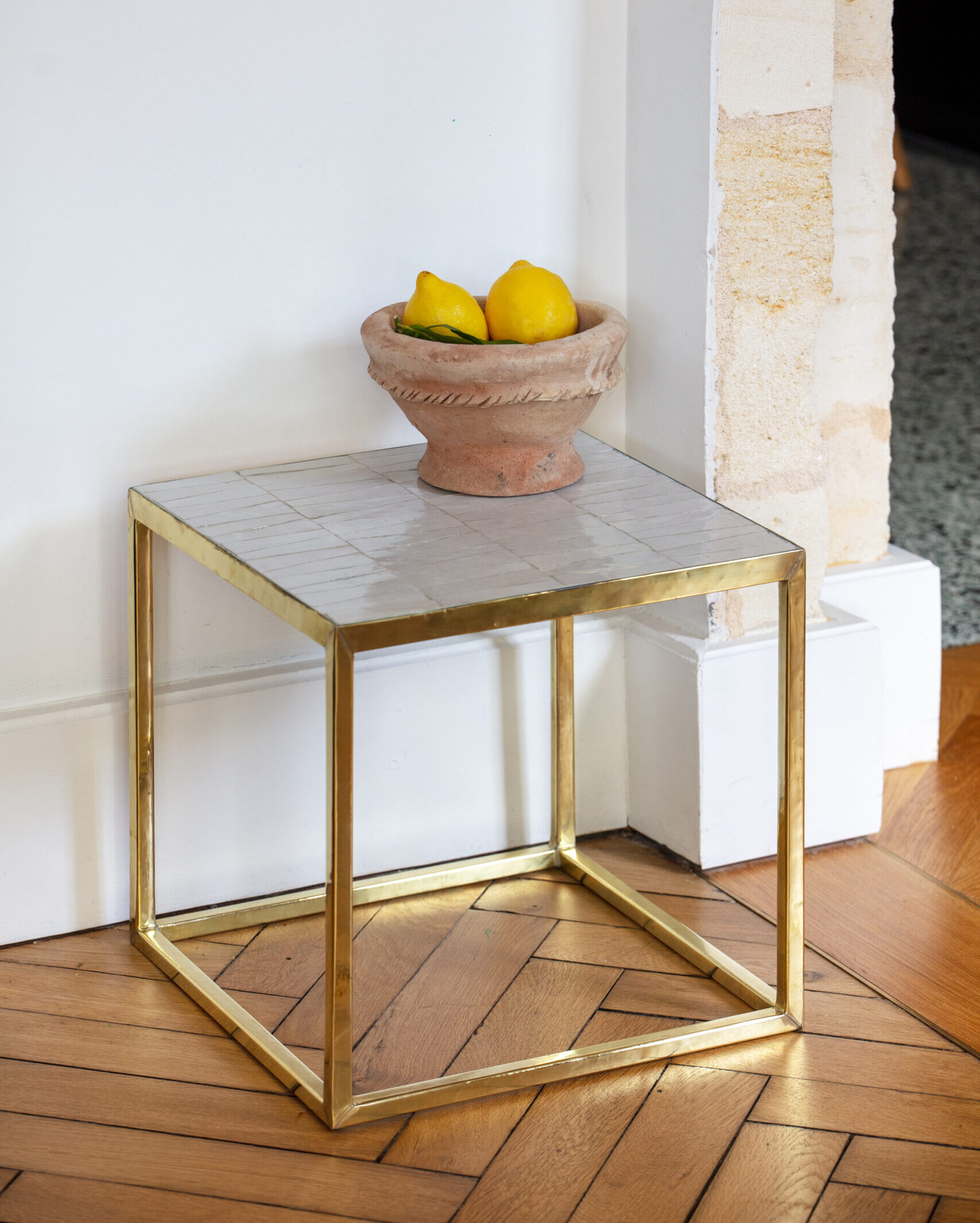 Découvrez notre table d'appoint zellige blanc et en laiton. Table de nuit ou bout de canapé elle trouvera sa place dans votre intérieur