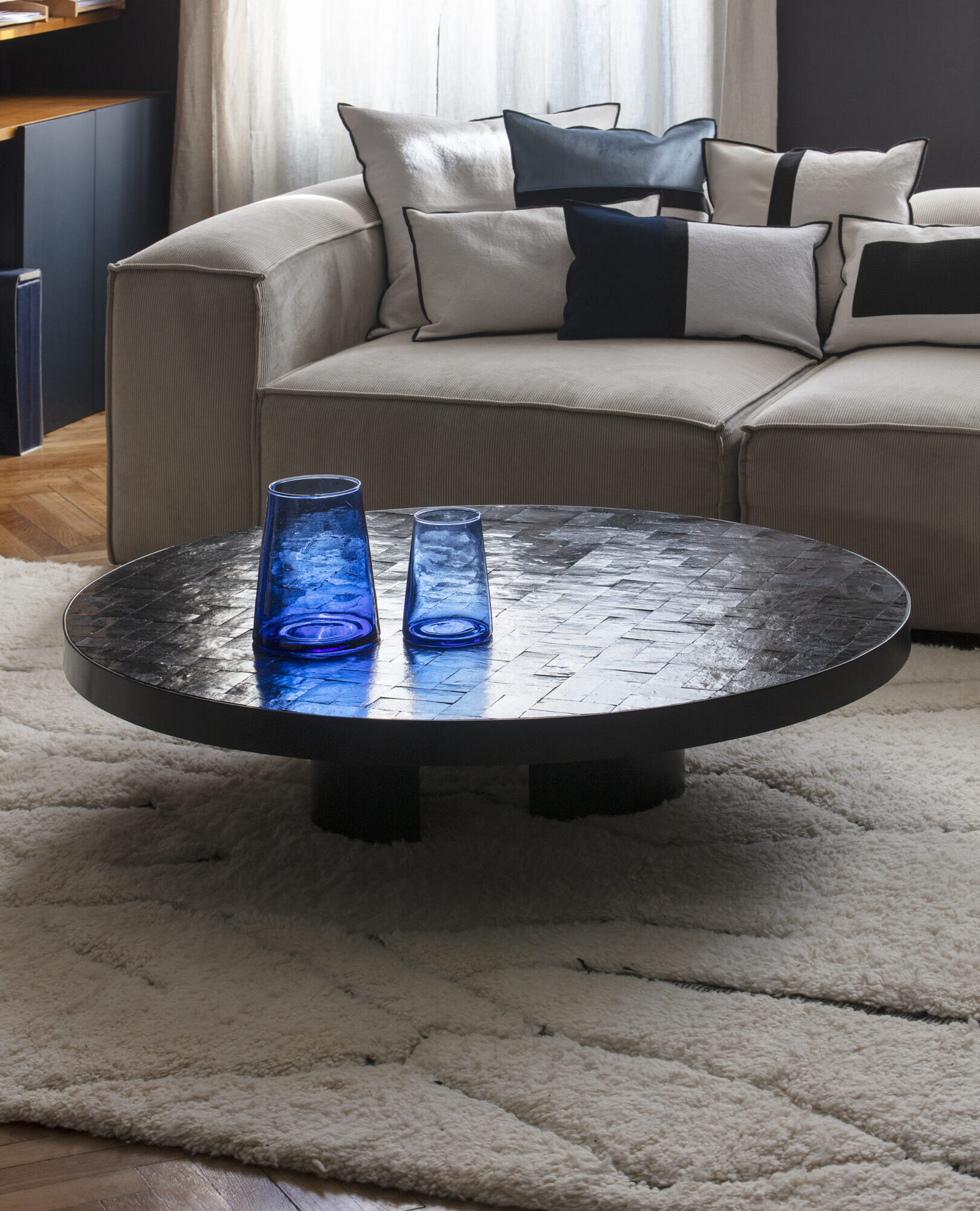 Découvrez notre table basse ronde noire en Zellige et finition fer noir. Livraison à domicile. Diamètre : 120cm Hauteur de pied 30 ou 40cm
