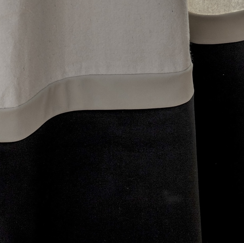 Rideau bolsena velours noir avec bande blanche, coton recyclé. un salon élégant
