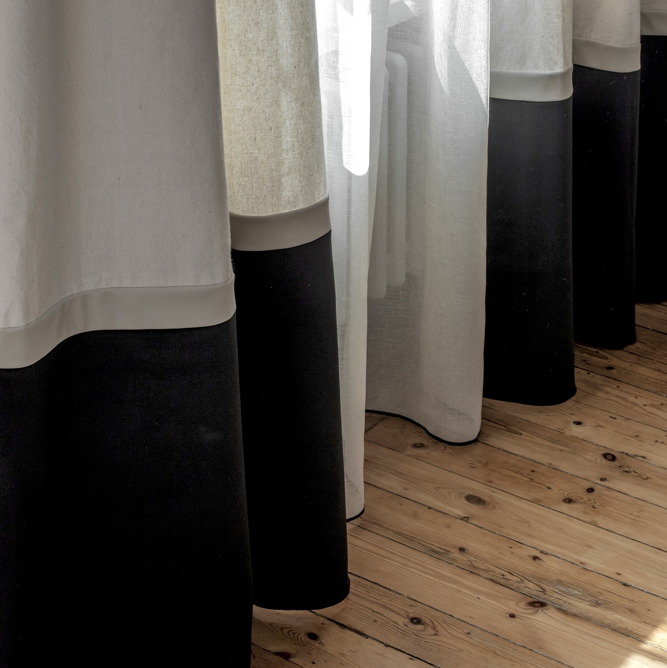 Rideau bolsena velours noir avec bande blanche, coton recyclé. un salon élégant