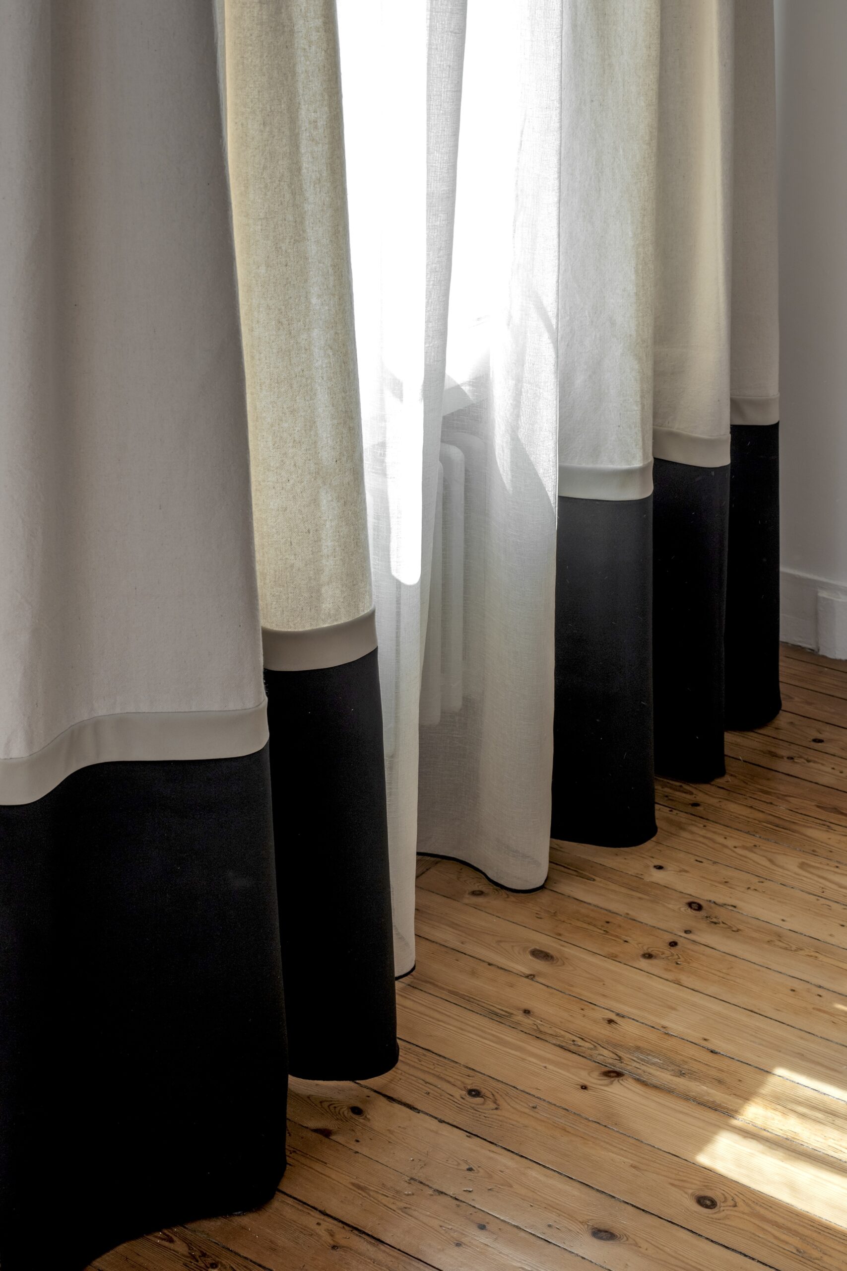 Rideau bolsena velours noir avec bande blanche, coton recyclé. un salon élégant