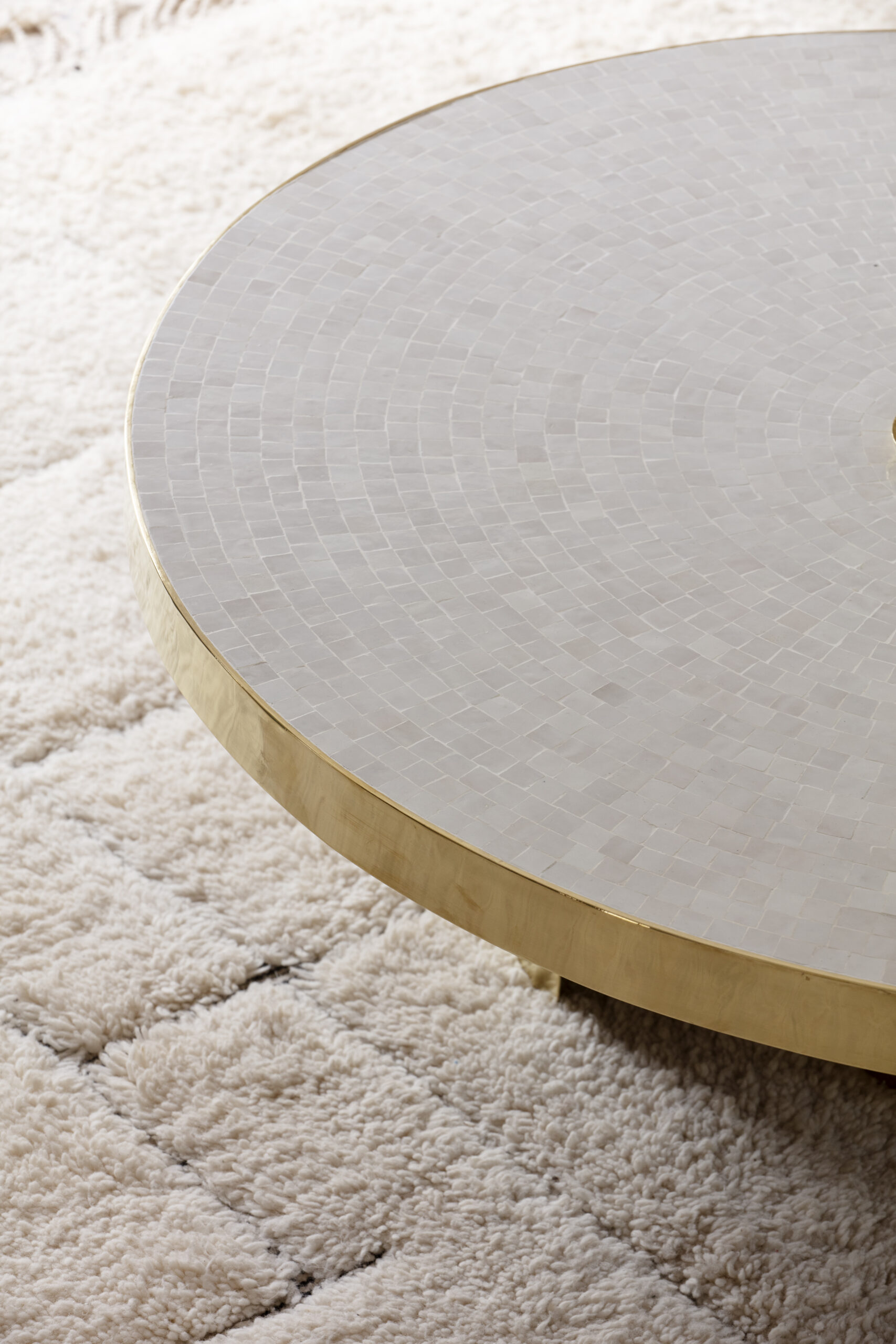 Table basse Opus Zellige blanc finition laiton 120cm